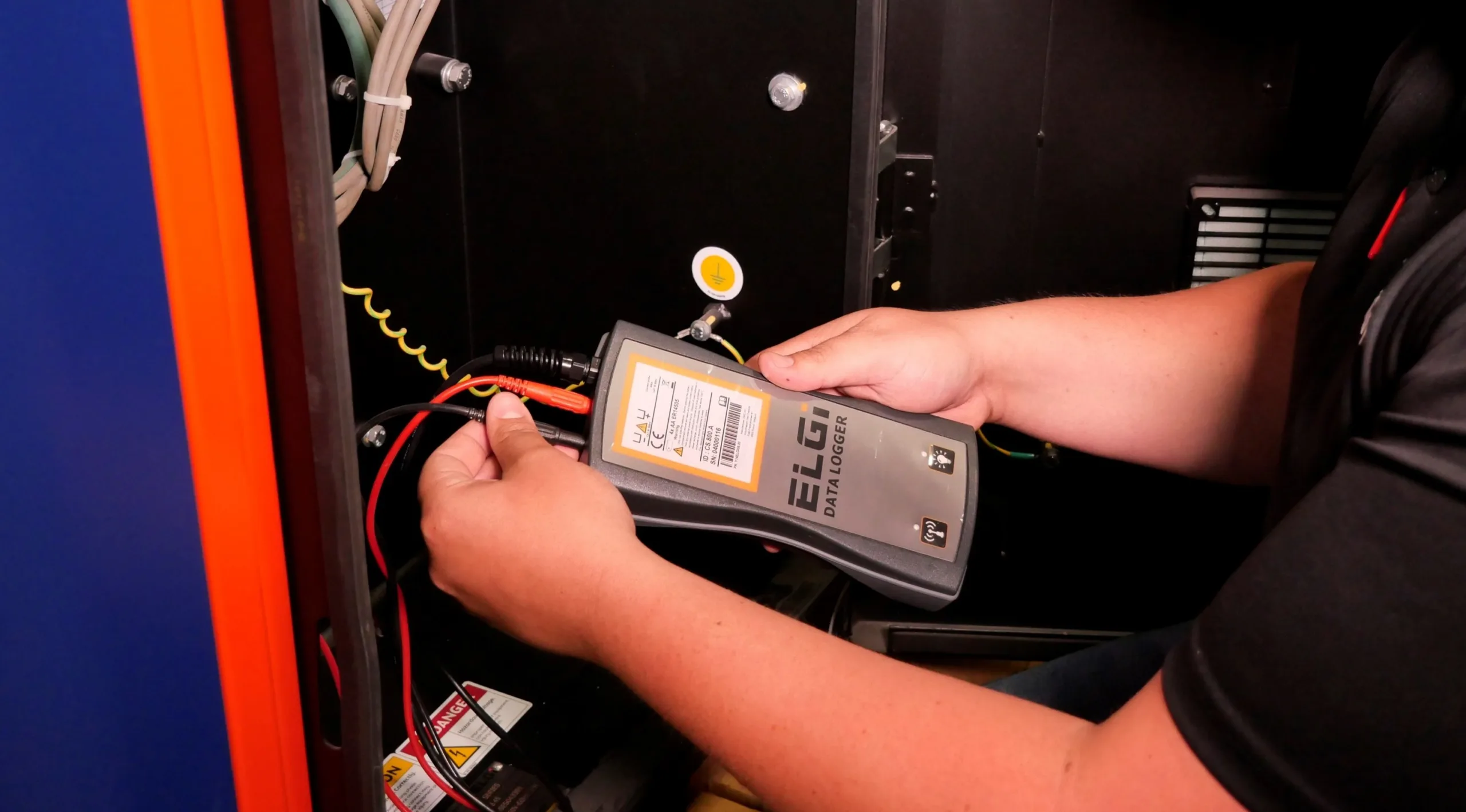 Audit d’air comprimé avec enregistreur de données ELGi, montrant la mesure des paramètres électriques et de performance pour optimiser l’efficacité énergétique des compresseurs industriels. - Compressed air audit using ELGi data logger, capturing electrical and performance parameters to improve energy efficiency in industrial air compressor systems.